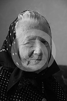 Usměvavá středoevropská babička, stará žena, starší tvář. Umělecký černobílý portrét.