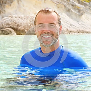 Lindo hombre en Agua 