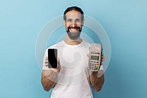 Mann Besitz a schlau telefon leer Anzeige Werbung 