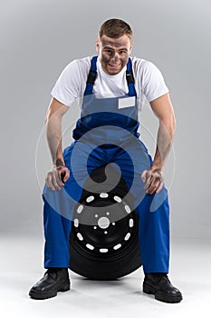 Muž na pneumatika na šedá 