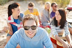 Hombre en gafas de sol sobre el Playa 