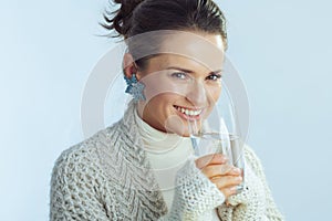 Žena pití sklenice voda 