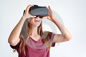 Pozitívne žena nosenie virtuálne ochranné okuliare slúchadlá kabica. spojenie, nový generácie pokrok 
