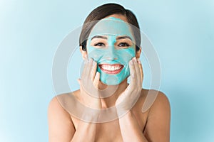 Žena použití kosmetika proti modrý 