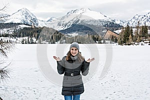 Usmievavá turistická žena v stredisku Štrbské pleso, Slovensko, zima