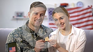 Nám samec vojak a jeho manželka zobrazené drevený dom na rodina 