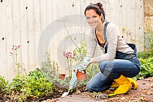 Mujer sonriente otono jardinería patio trasero 