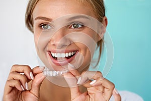 Donna sorridente bellissimo sorriso denti agente sbiancante vassoio 
