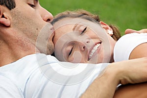 Usmívající se žena bytí líbal na čelo podle manžel 