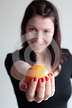 Mujer sonriente posesión naranja 