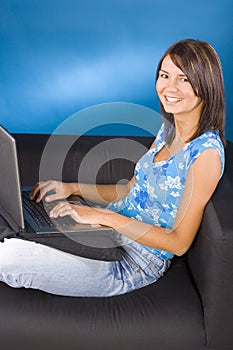 Donna sorridente computer portatile 