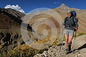 Mujer sonriente en montanas 