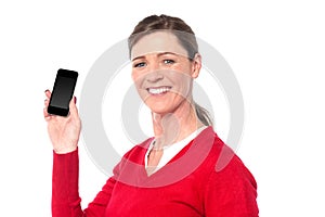 Smiling woman showing a smart phone