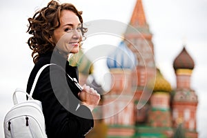 Usmívající se žena stojící na náměstí v moskva 