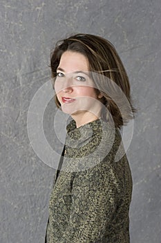 Mujer sonriente estudio 