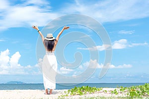 Donna sorridente logorante moda bianco vestiti estate sul sabbioso Oceano Spiaggia bellissimo cielo blu. Contento una donna 