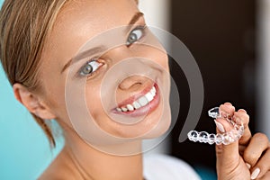 Usmívající se žena bílé zuby držení zuby bělicí prostředek podnos 