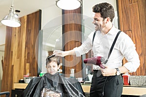 Kadeřník česání vlasy z chlapec v holič obchod 