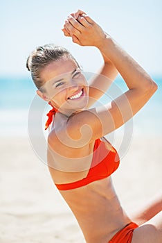 Mladá žena na pláž 