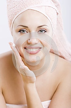 Mladá žena tvárový krém na jej ruka 