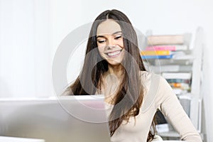 Mujer joven antes computadora feliz noticias 