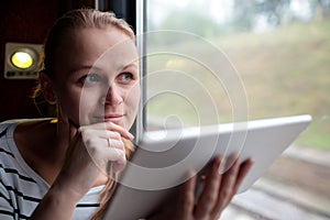 Mujer joven viajar de acuerdo a el tren 