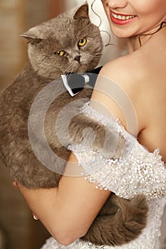The smilling bride keeps her cat