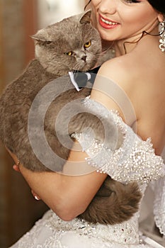 The smilling bride keeps her cat