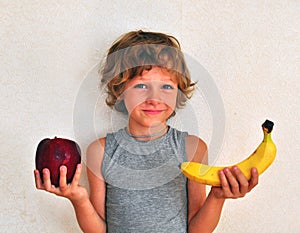 Smilling kid with fruits