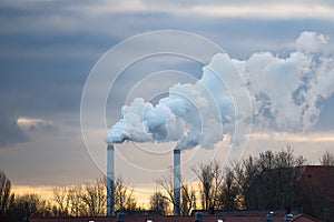 Smoke chimneys with polluting discharges