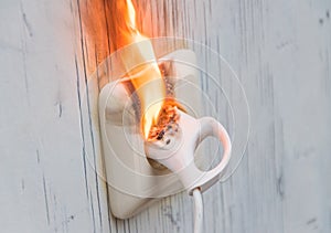 The smoke, fire occurred, short circuit wall socket