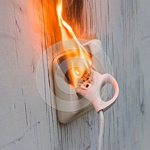 The smoke, fire occurred, short circuit wall socket