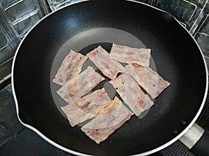 The smoked bacon grilled on the non-stick pan