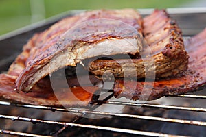 Ahumado cerdo costillas sobre el un fumador parrilla 