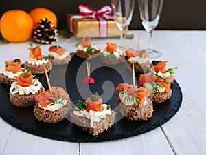 Smoked salmon appetizer bites with cream cheese
