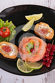 Smoked salmon with berry