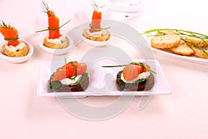 Smoked salmon roll on pumpernickel bread with remoulade