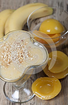 Smoothie of banana and canned peaches