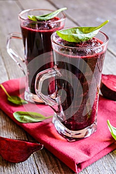Smoothie with beetroot, spinach and lemon