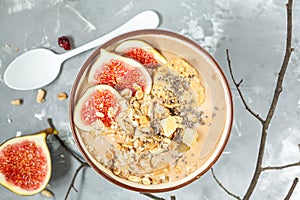 Smoothie bowl with figs, peanut butter and muesli.