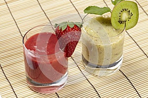 Smoothie of kiwi and strawberry on a straw mat