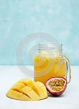 Smoothie mango passion fruit