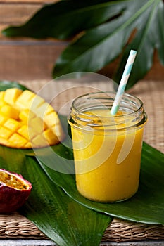 Smoothie mango passion fruit