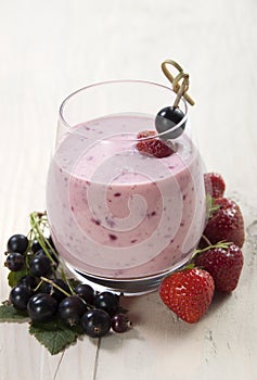 Smoothies of black currant and strawberries .