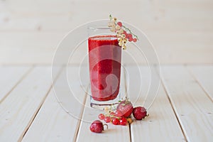 Smoothies of strawberries and currants