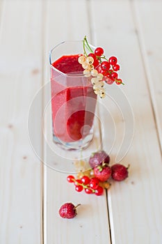 Smoothies of strawberries and currants