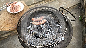 Smouldering carbons for barbecuing