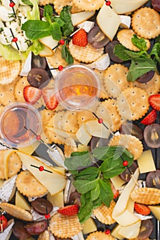 Snack with crackers