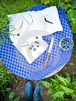 Snack in the garden at the round table.