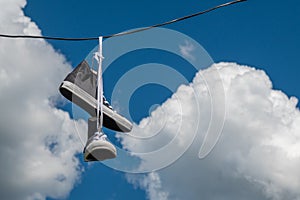 Zapatillas colgante sobre el eléctrico conductores 